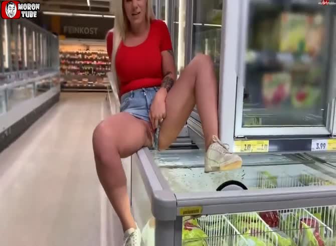 Video :Disgusting This blonde is caught peeing in frozen food!